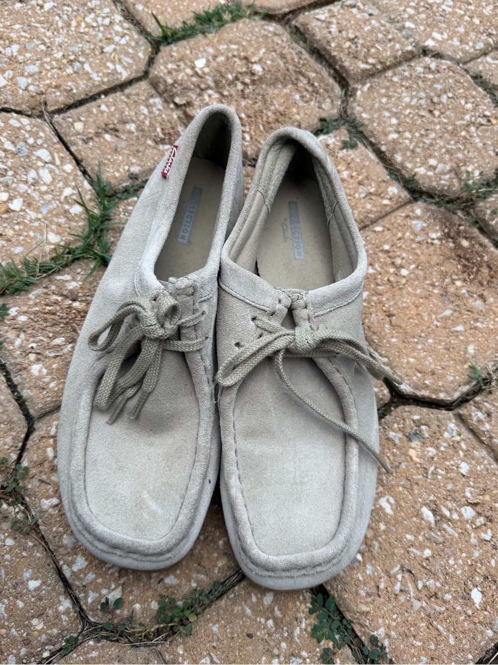 Clarks women’s Wallabee Suede Lace-Up Shoes — Light Beige size 8